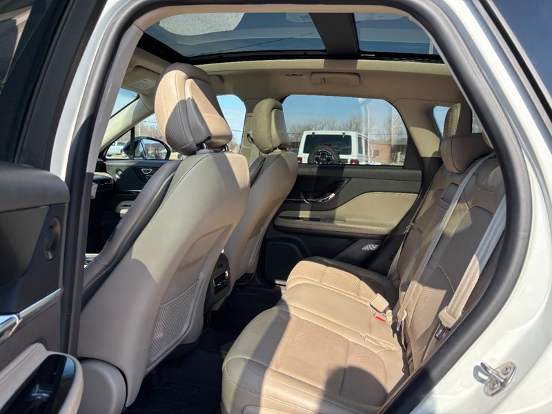 Lincoln Corsair Vehicle Full-screen Gallery Image 11