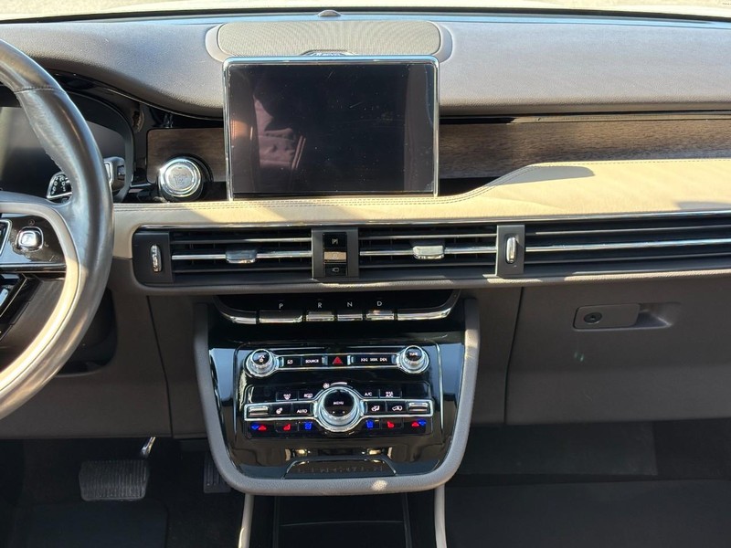 Lincoln Corsair Vehicle Full-screen Gallery Image 14