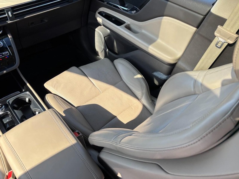 Lincoln Corsair Vehicle Full-screen Gallery Image 15