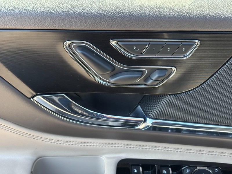 Lincoln Corsair Vehicle Full-screen Gallery Image 16