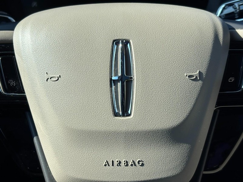 Lincoln Corsair Vehicle Full-screen Gallery Image 19