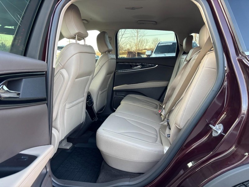 Lincoln Nautilus Vehicle Full-screen Gallery Image 11