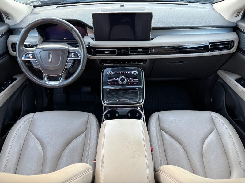 Lincoln Nautilus Vehicle Full-screen Gallery Image 12