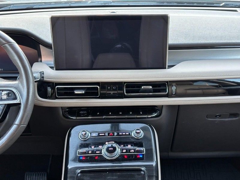 Lincoln Nautilus Vehicle Full-screen Gallery Image 14