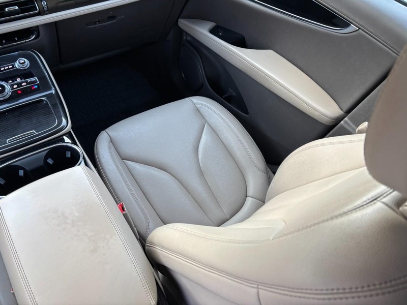 Lincoln Nautilus Vehicle Full-screen Gallery Image 15