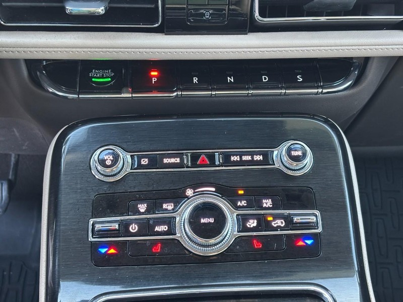 Lincoln Nautilus Vehicle Full-screen Gallery Image 24