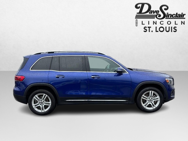 Mercedes-Benz GLB Vehicle Full-screen Gallery Image 02