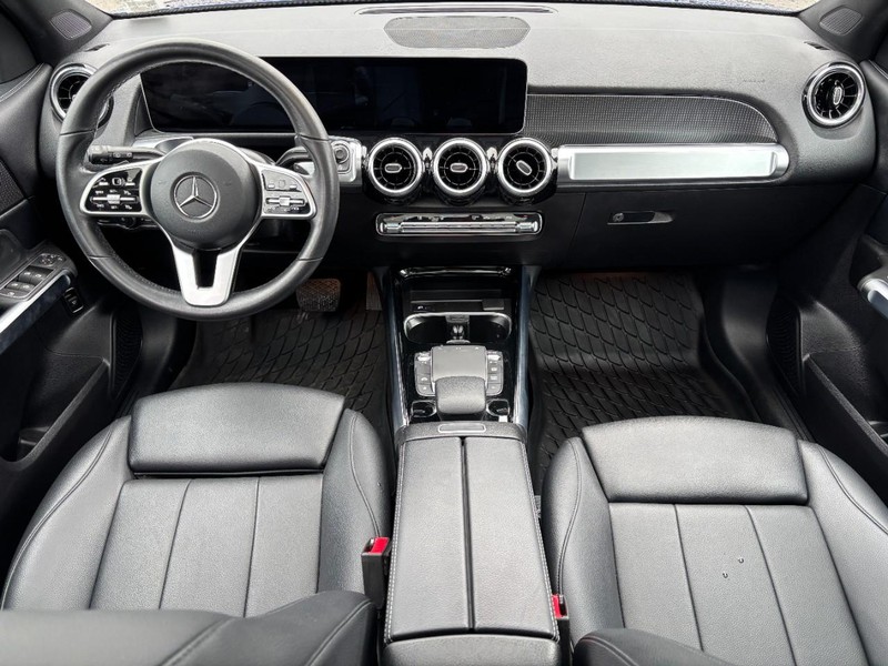 Mercedes-Benz GLB Vehicle Full-screen Gallery Image 12