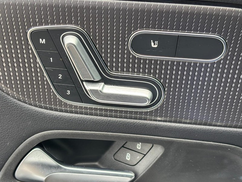 Mercedes-Benz GLB Vehicle Full-screen Gallery Image 16