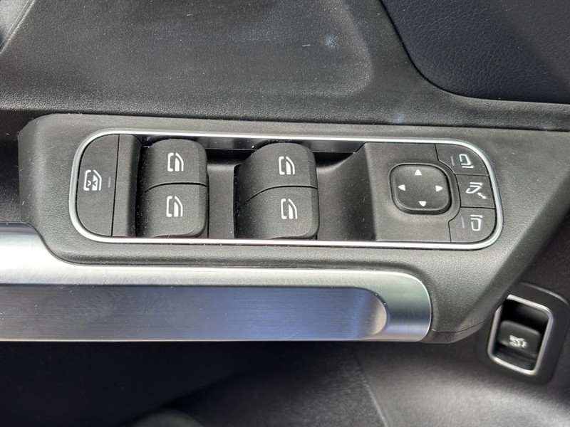 Mercedes-Benz GLB Vehicle Full-screen Gallery Image 17