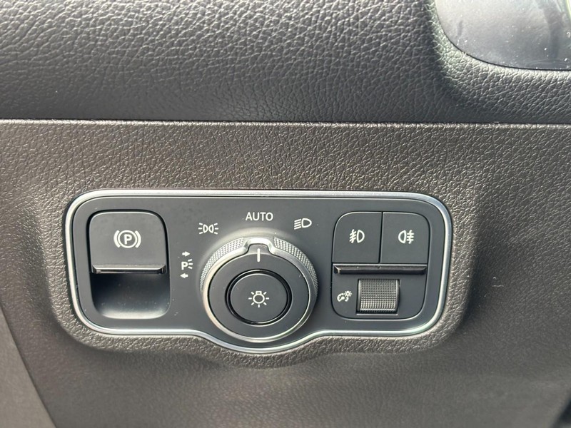 Mercedes-Benz GLB Vehicle Full-screen Gallery Image 18