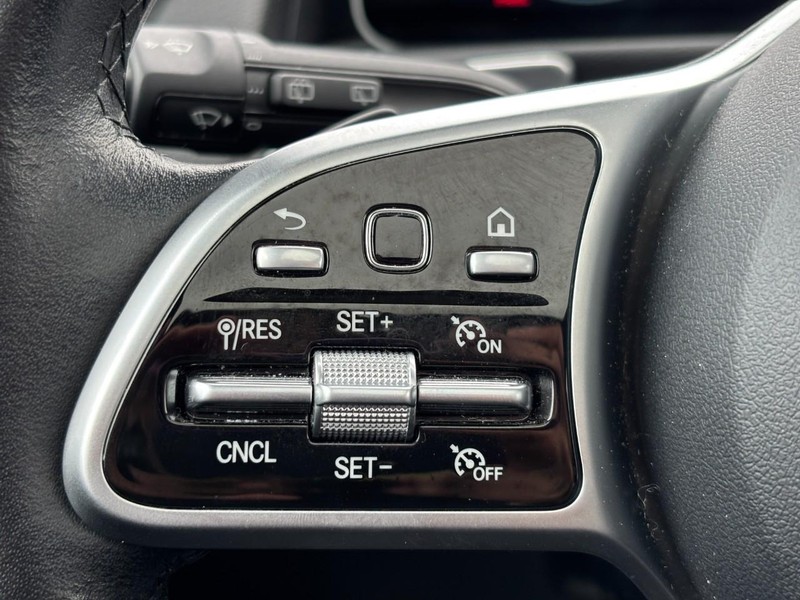 Mercedes-Benz GLB Vehicle Full-screen Gallery Image 19