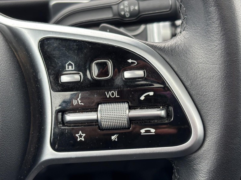 Mercedes-Benz GLB Vehicle Full-screen Gallery Image 20