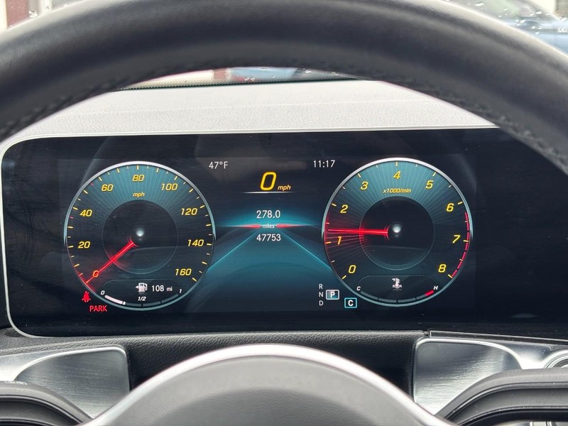 Mercedes-Benz GLB Vehicle Full-screen Gallery Image 21