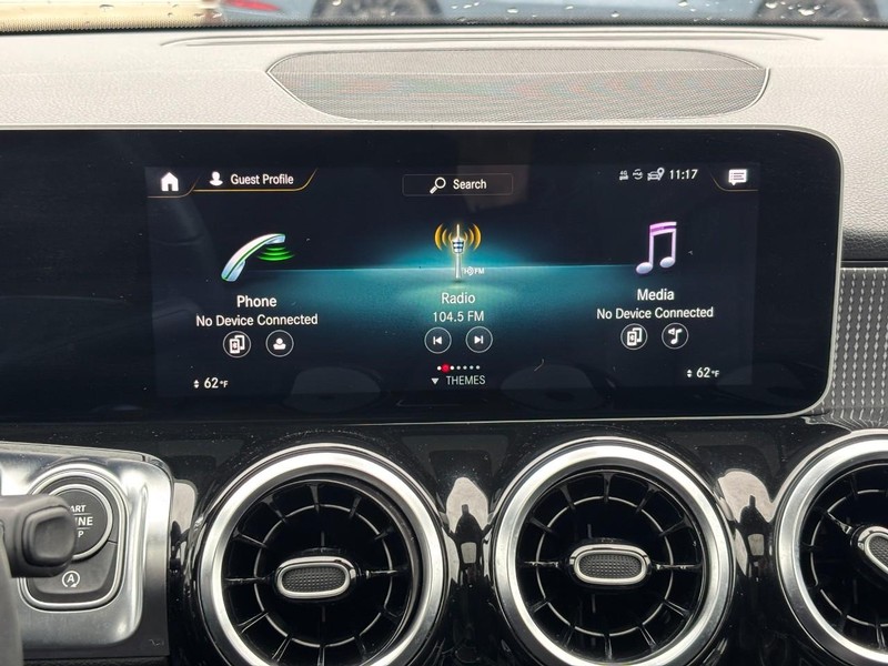 Mercedes-Benz GLB Vehicle Full-screen Gallery Image 22