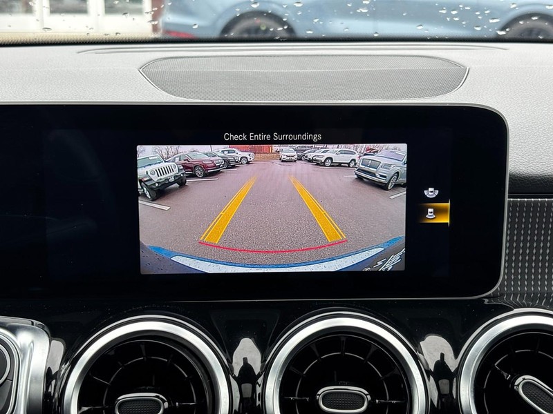 Mercedes-Benz GLB Vehicle Full-screen Gallery Image 23