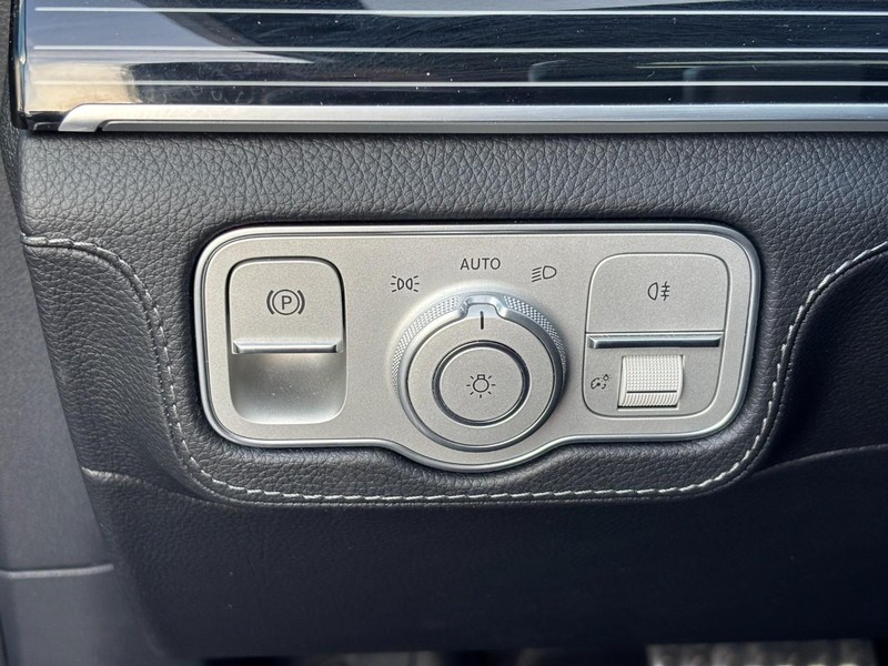 Mercedes-Benz GLS Vehicle Full-screen Gallery Image 15