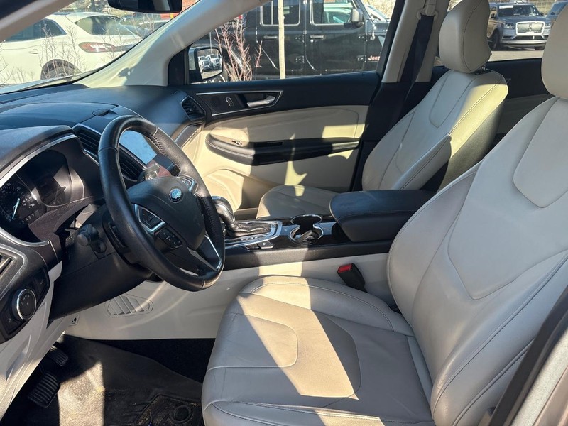 Ford Edge Vehicle Full-screen Gallery Image 05