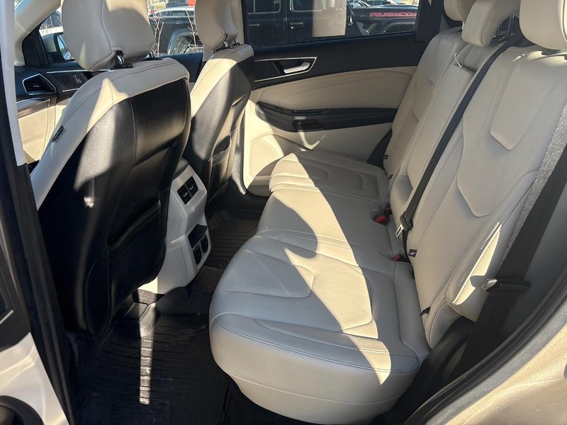 Ford Edge Vehicle Full-screen Gallery Image 06