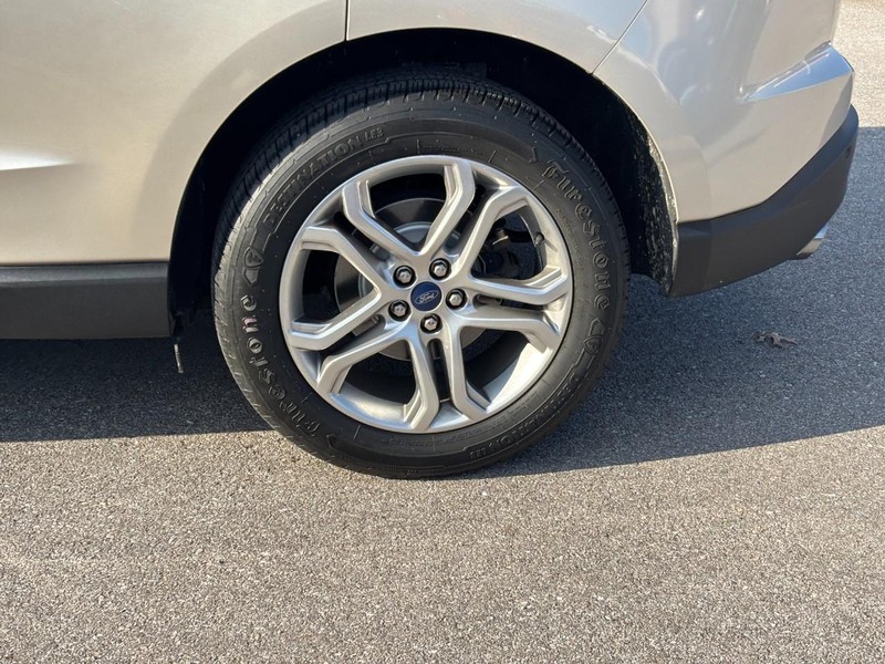 Ford Edge Vehicle Full-screen Gallery Image 10