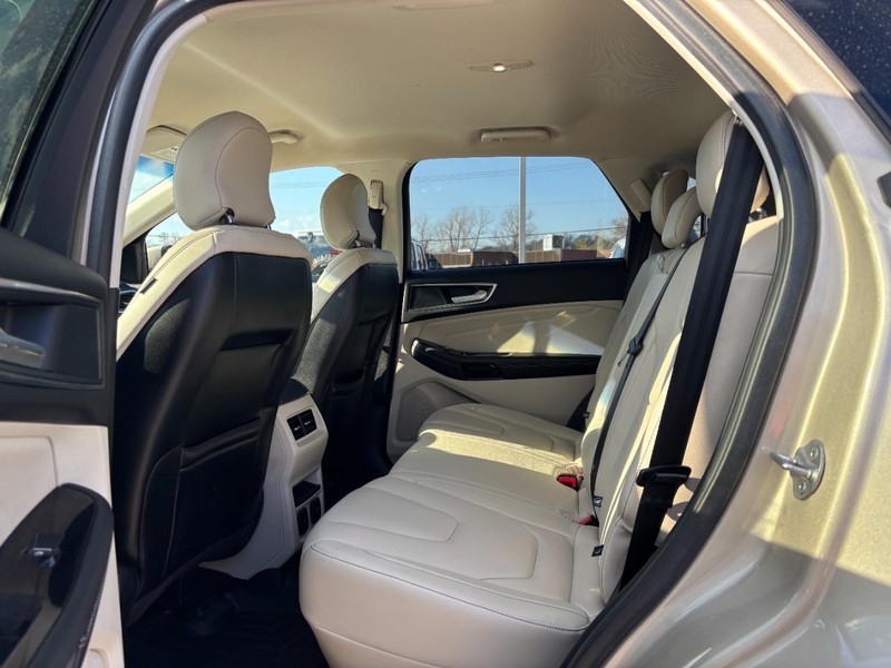 Ford Edge Vehicle Full-screen Gallery Image 11