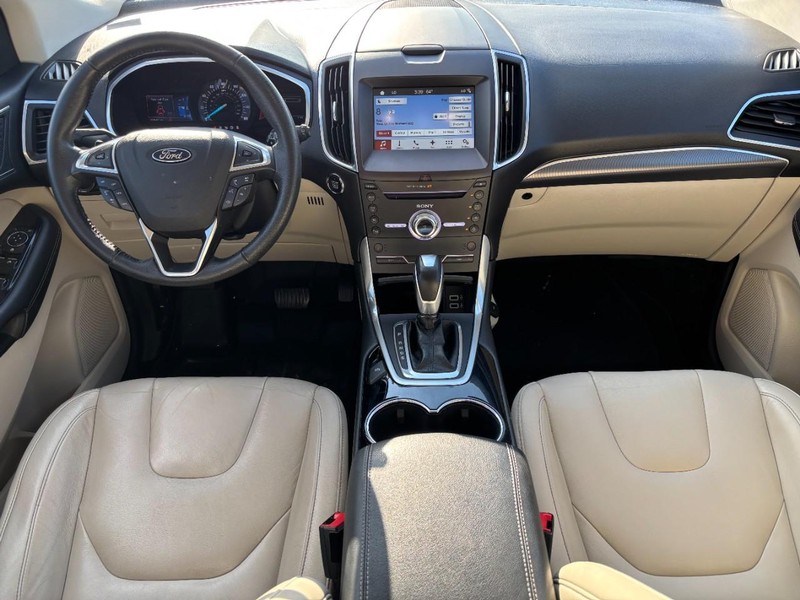 Ford Edge Vehicle Full-screen Gallery Image 12