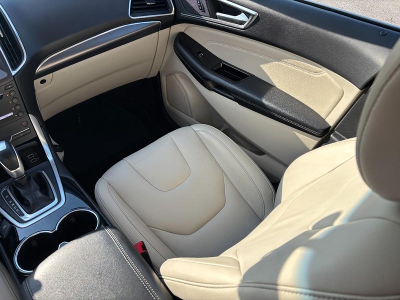 Ford Edge Vehicle Full-screen Gallery Image 15