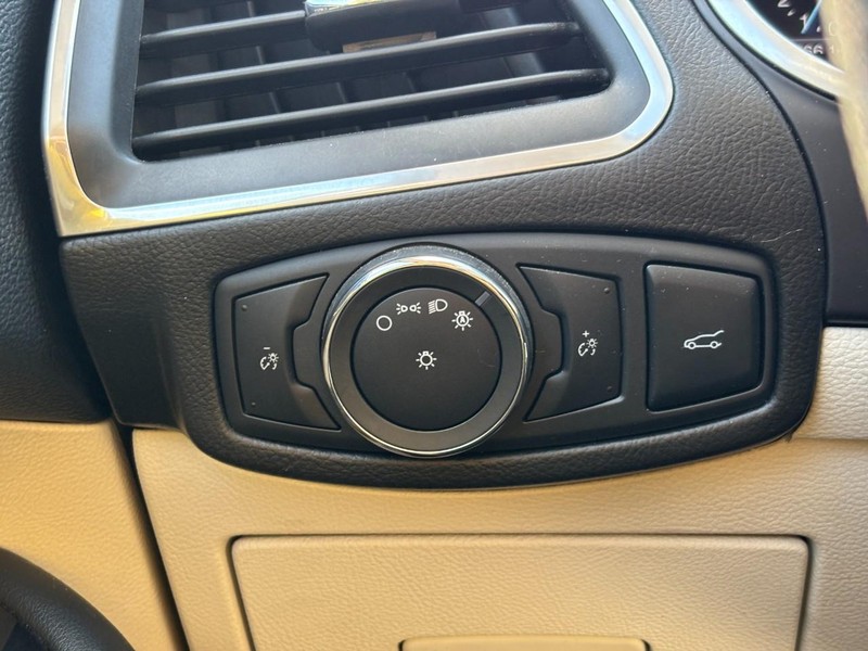 Ford Edge Vehicle Full-screen Gallery Image 18