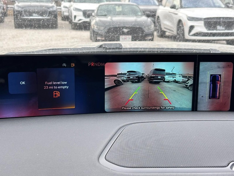 Lincoln Navigator Vehicle Full-screen Gallery Image 25