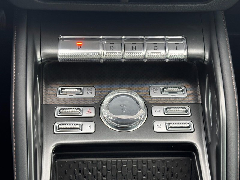 Lincoln Nautilus Vehicle Full-screen Gallery Image 26