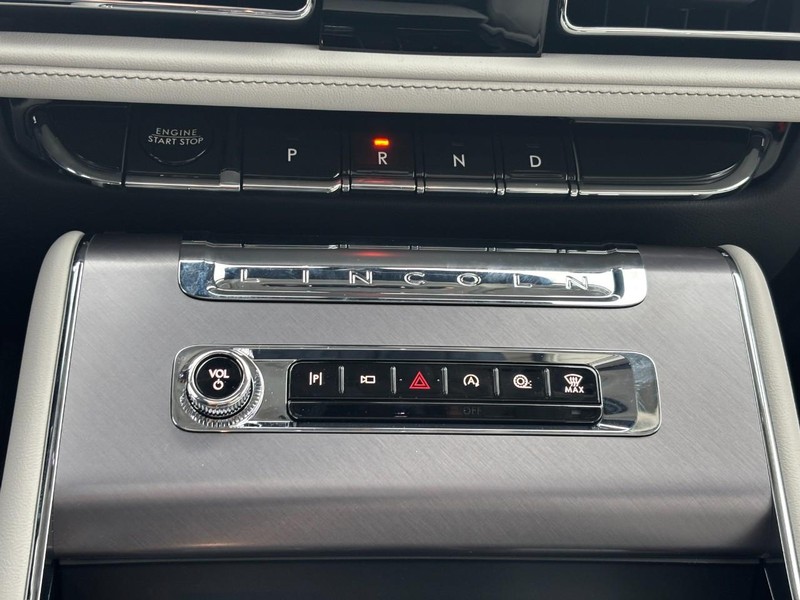 Lincoln Aviator Vehicle Full-screen Gallery Image 25