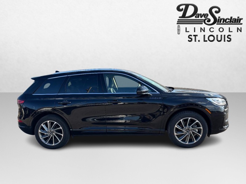 Lincoln Corsair Vehicle Full-screen Gallery Image 04