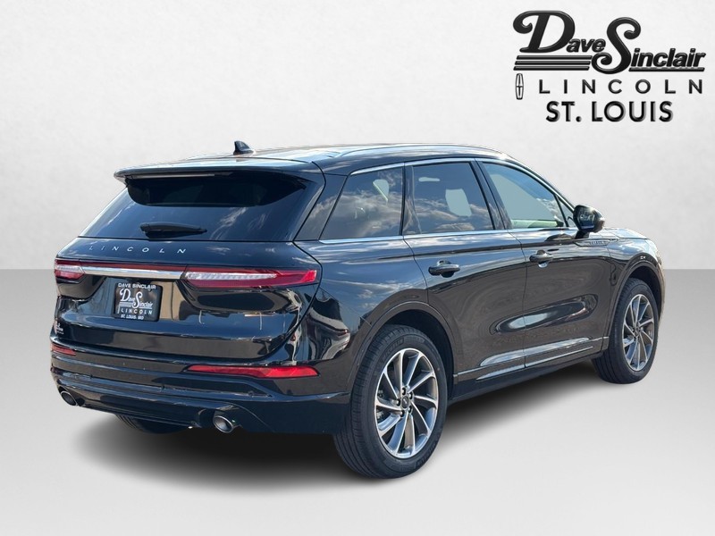 Lincoln Corsair Vehicle Full-screen Gallery Image 05