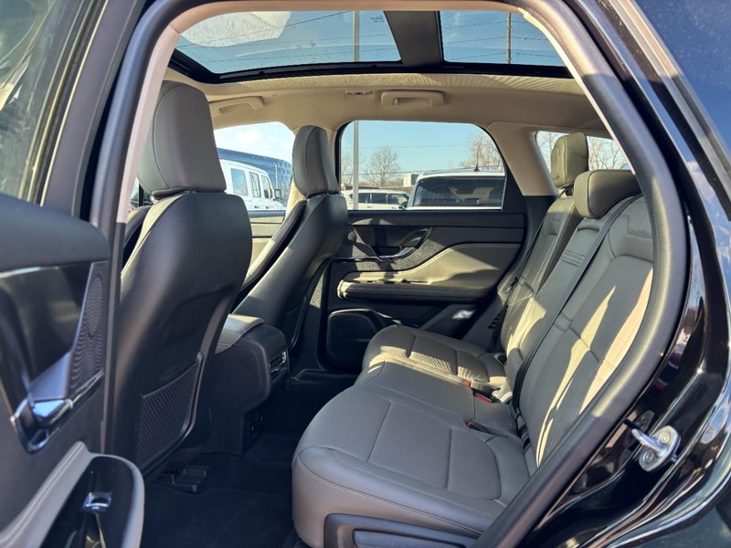 Lincoln Corsair Vehicle Full-screen Gallery Image 11