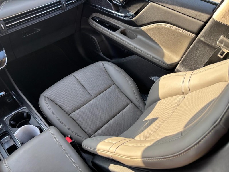 Lincoln Corsair Vehicle Full-screen Gallery Image 15