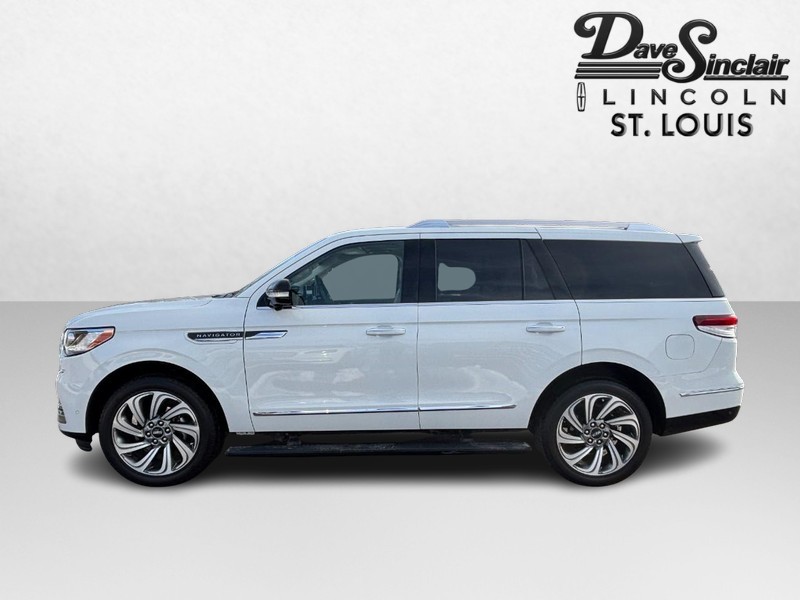 Lincoln Navigator Vehicle Full-screen Gallery Image 09