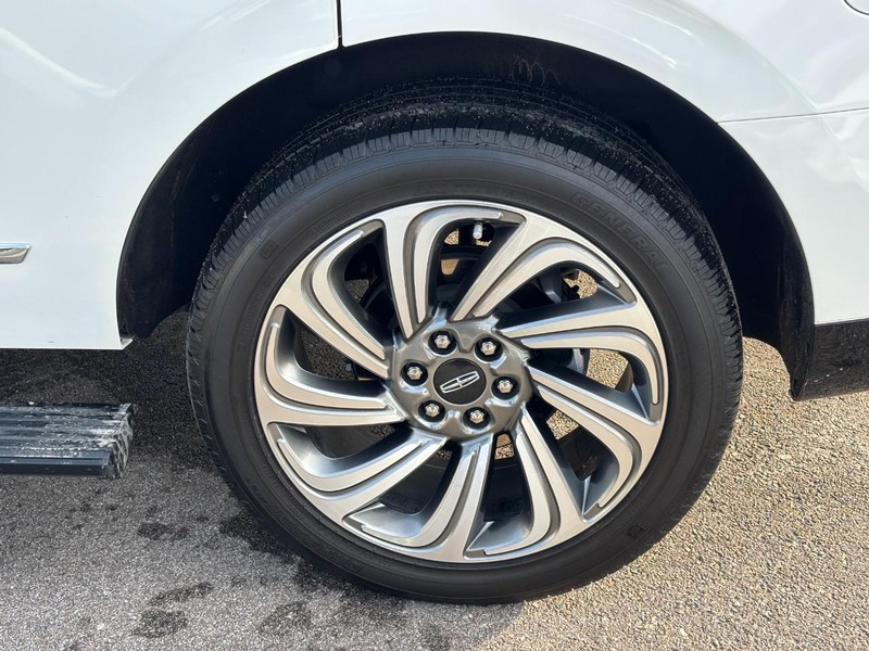 Lincoln Navigator Vehicle Full-screen Gallery Image 10