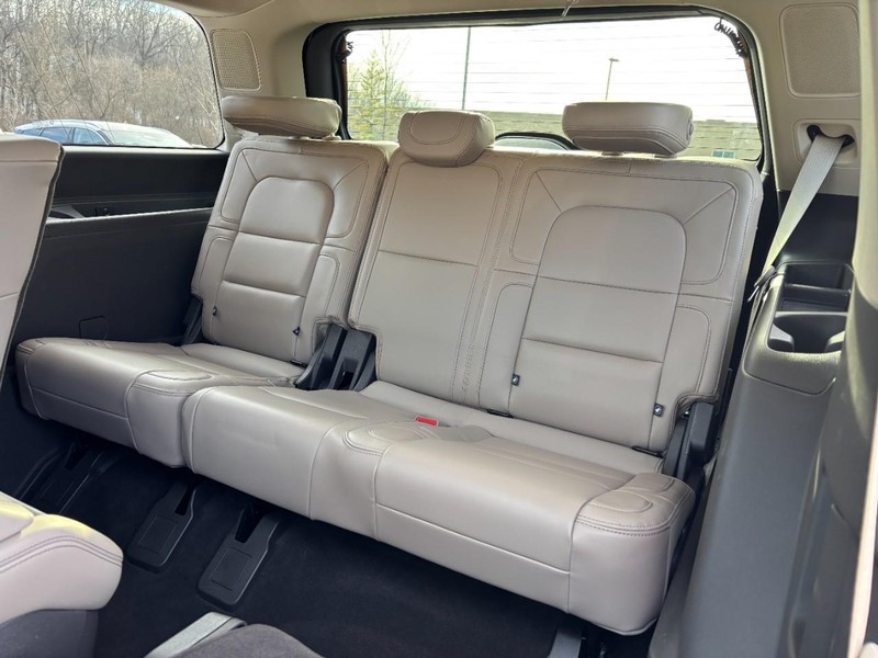 Lincoln Navigator Vehicle Full-screen Gallery Image 11
