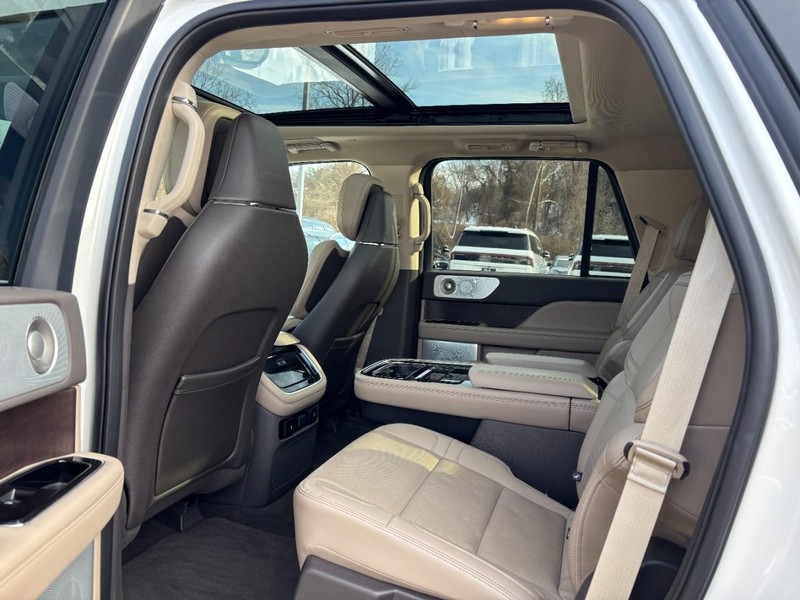 Lincoln Navigator Vehicle Full-screen Gallery Image 12