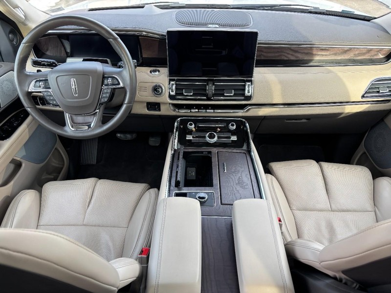 Lincoln Navigator Vehicle Full-screen Gallery Image 13
