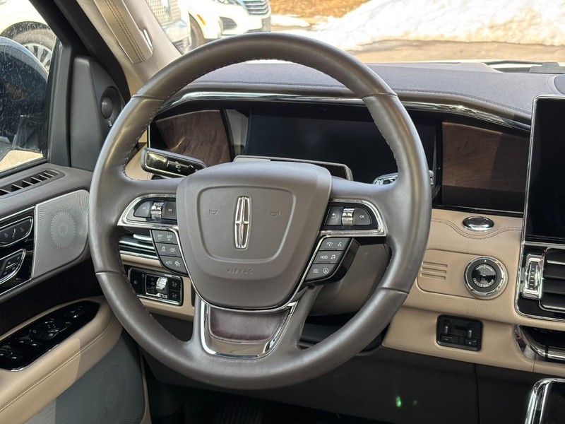 Lincoln Navigator Vehicle Full-screen Gallery Image 14