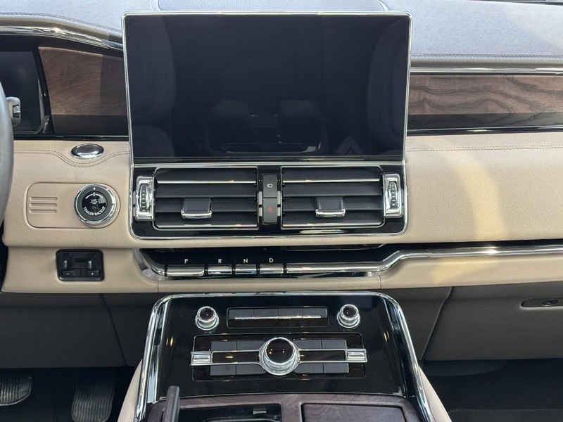 Lincoln Navigator Vehicle Full-screen Gallery Image 15