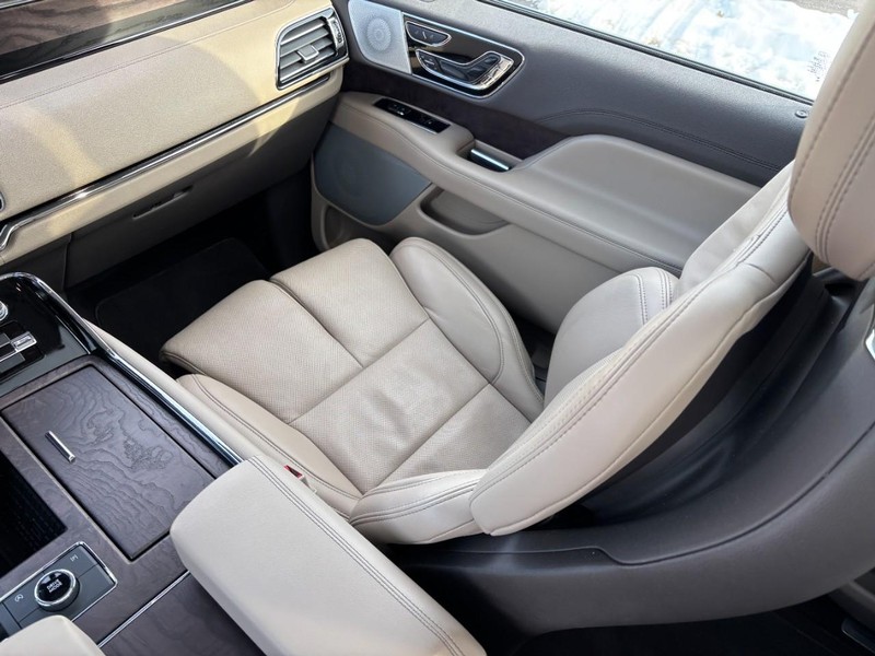 Lincoln Navigator Vehicle Full-screen Gallery Image 16