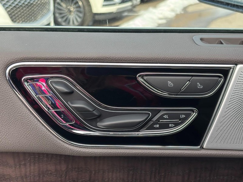 Lincoln Navigator Vehicle Full-screen Gallery Image 17