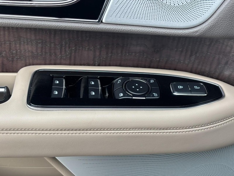 Lincoln Navigator Vehicle Full-screen Gallery Image 18