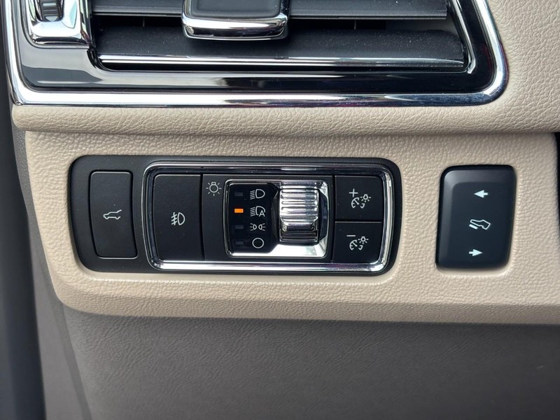 Lincoln Navigator Vehicle Full-screen Gallery Image 19