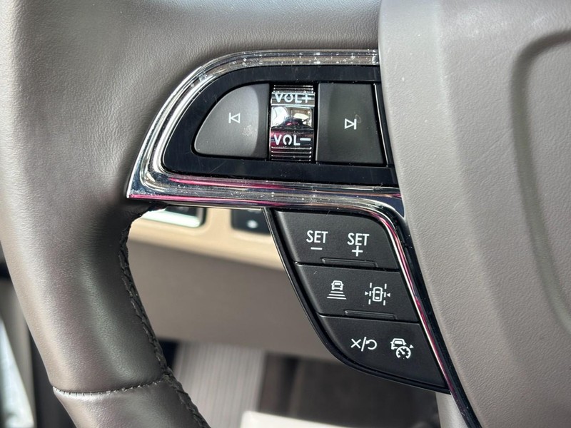 Lincoln Navigator Vehicle Full-screen Gallery Image 20