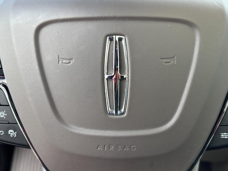 Lincoln Navigator Vehicle Full-screen Gallery Image 21