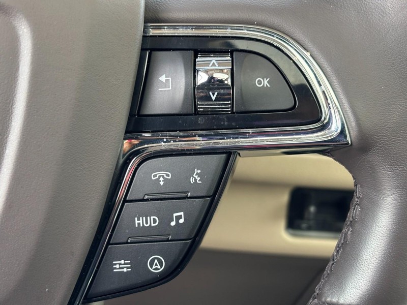 Lincoln Navigator Vehicle Full-screen Gallery Image 22