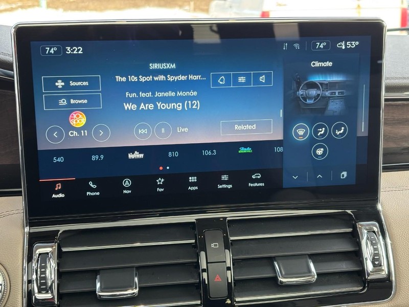 Lincoln Navigator Vehicle Full-screen Gallery Image 24